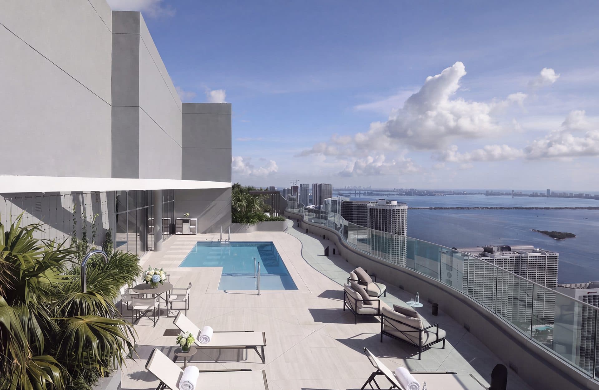 Terraza con piscina en la azotea de CasaBella con vistas panorámicas de Miami