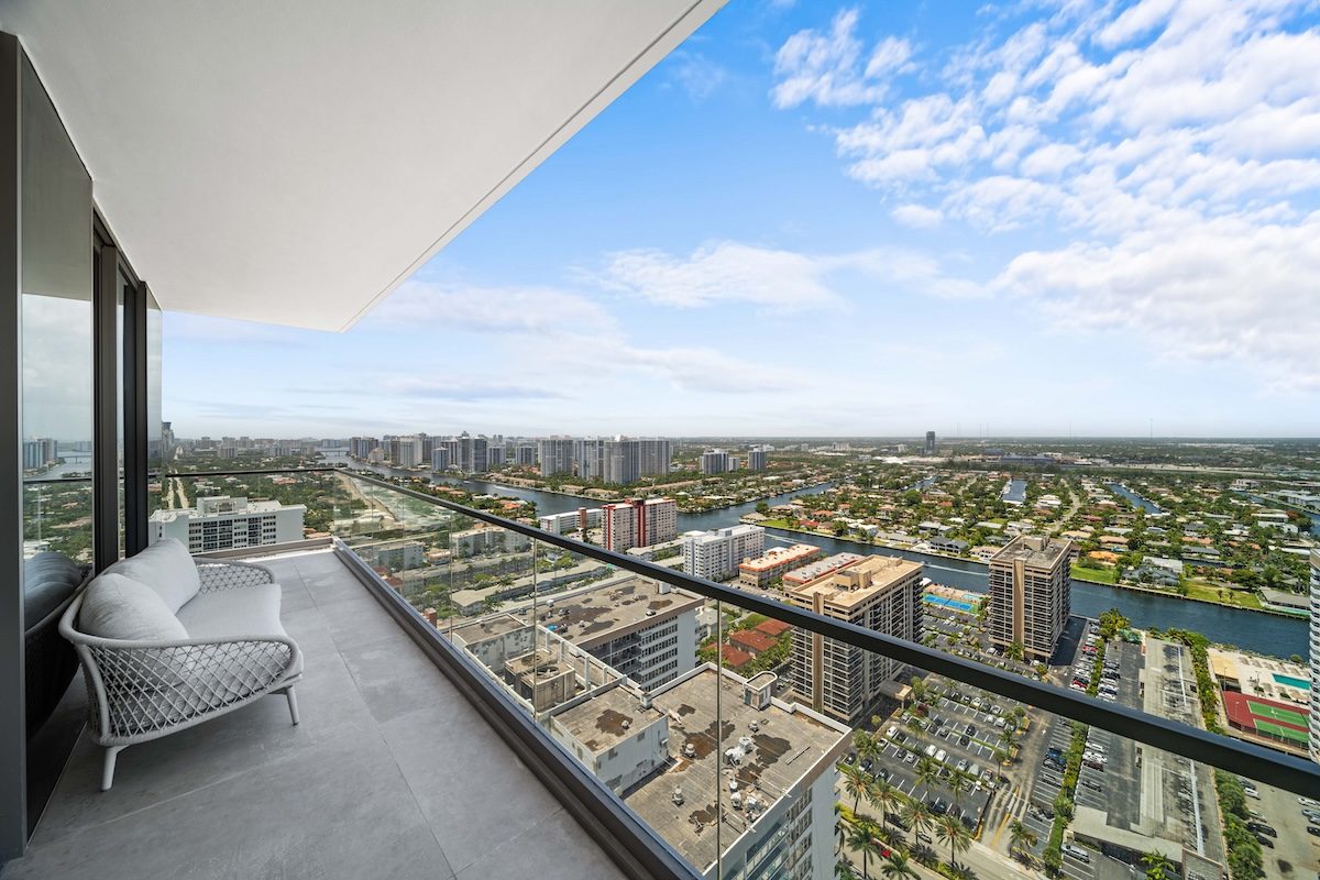 Western exposure toward the Intracoastal and Miami skyline from Residence 31B